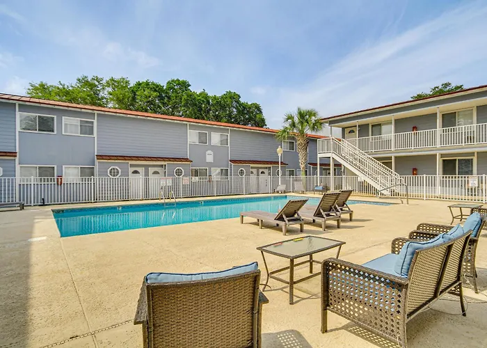 Airy Biloxi Condo W/ Patio: Walk To Beach!