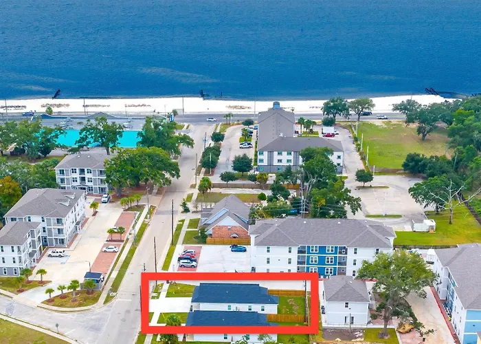 Walk To The Beach, Comes With Two Bikes, Fully Fenced In Back Yard!